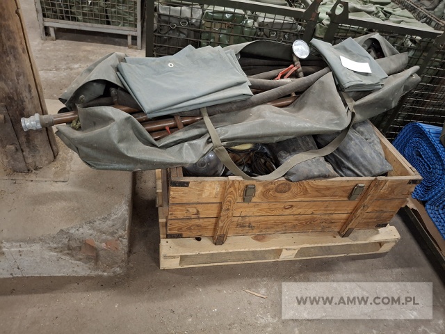 Sprzęt służby OPBMR - pakiet zawierający 6 poz. asort. (wg oddzielnego wykazu), w tym m.in.: kanistry stalowe 20 l, skrzynie drewniane, torby na maski pgaz, zestaw namiotów do zabiegów sanitarnych itp. 